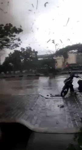 Jalan Setia Budi Medan juga terkena hujan Badai puting beliung dan banjir 😭😭Astaghfirllah hal aziem...innalillahi wainna illaihi roziun lindungilah kami jauhkan dari keangkara murkaanmu ya Robbb ampuni dosa dosa hamba2 mu 😭😭😭 jauhkan juga dari azab dan balak Aamiin3 ya Robbal aalamiin🤲