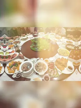 一桌饭菜，是朋友们最简单的温柔，一杯酒，是生活最真实的安慰。