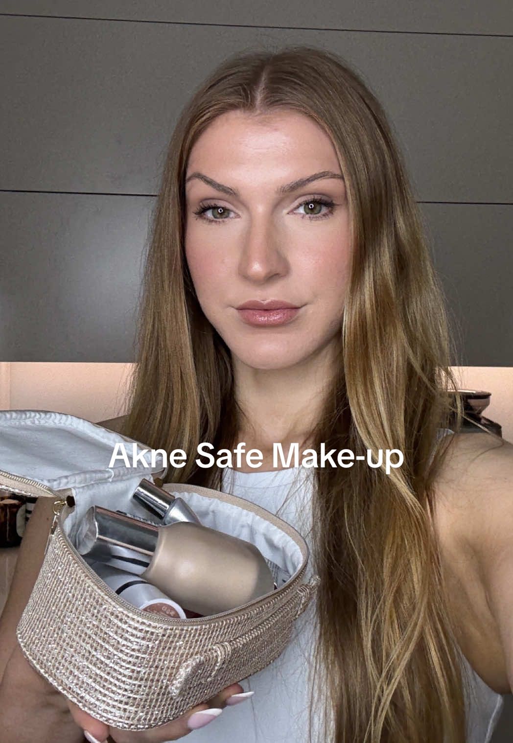 Meine liebsten Make-Up Produkte die meine Haut & Akne nicht ausbrechen lassen 🩷  -> jede Haut ist individuell & deswegen muss nicht das bei euch funktionieren, was bei mir funktioniert. Ich fand es persönlich aber sehr hilfreich solche Videos bei anderen Akne Girlies zu schauen und teile deswegen meine Fav’s 💕✨  #aknemakeup #akne #makeupfavs 