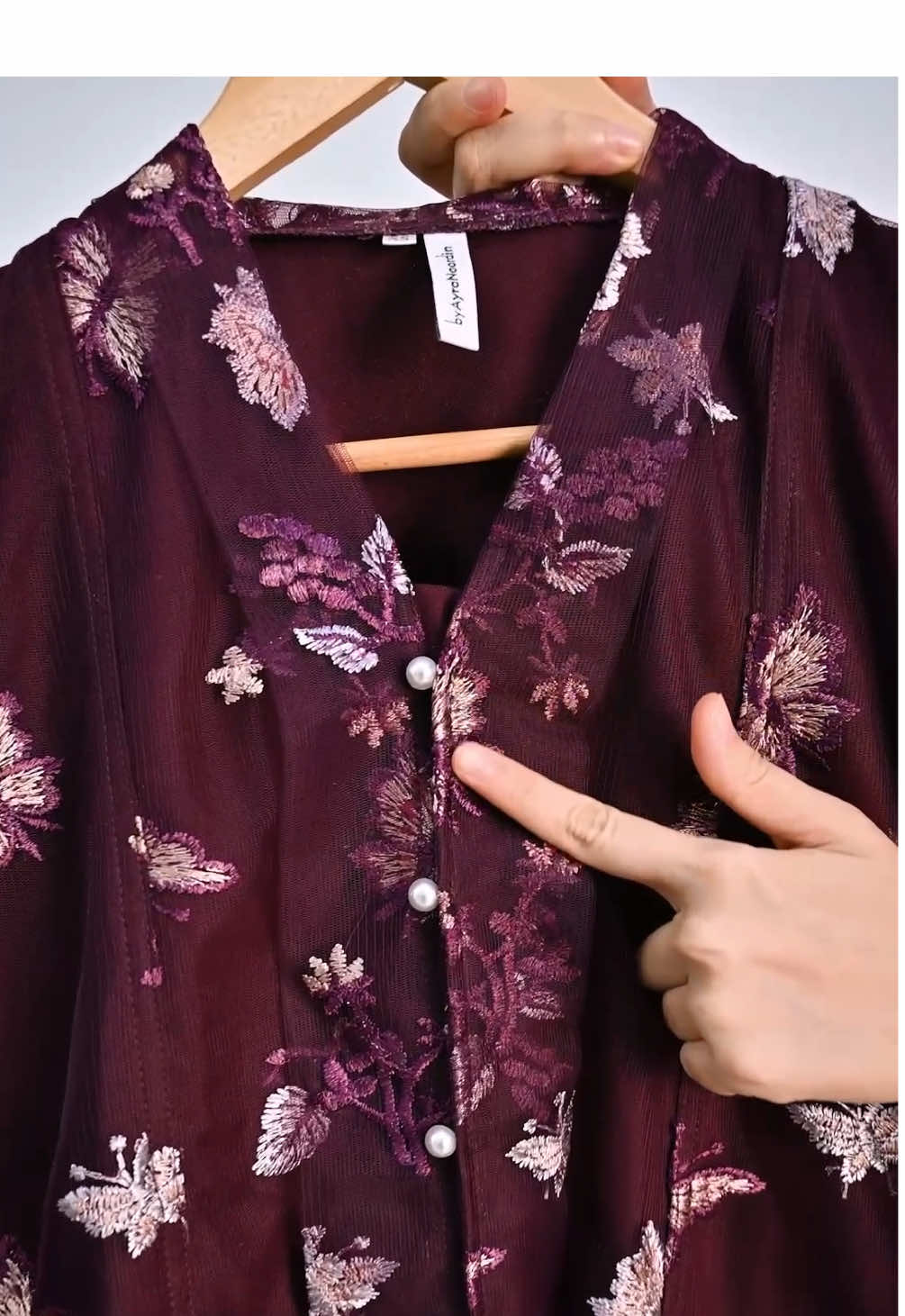 Kali ni kita bawa kebaya lace yang nampak moden, AYLA KEBAYA LACE ada pearl button, floral lace cantik, lining selesa dan skirt belakang pleated. Tak reveal full look lagi sebab nak bagi korang rasa excited dulu. Sabar sikit ya sis 😉  #byayranoordin #bajuraya2026 #lebaran2026 #kurunglace #raya2026 