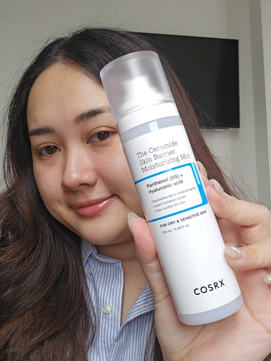 ป้ายยาไอเท่มที่หน้าหนาวต้องมี ทำงานออฟฟิศอยู่ห้องแอร์ใช้ว่าผิวจะไม่แห้งนะคะ ก่อนแต่งหน้าจะใช้เป็น สเปรย์มิสต์ B5 ของ Cosrx มีส่วนผสมจากเซราไมด์ เติมความชุ่มชื้น ปลอบประโลมผิว เสริมเกราะป้องกันผิว แล้วตามด้วย กันแดด อัลตร้า-ไลท์อินวิซิเบิล ซันสกรีน เอสพีเอฟ50 พีเอ++++ จาก Cosrx กันแดดพร้อมบำรุงเนื้อเซรั่ม ปรับผิวกระจ่างใส เนื้อบางเบา ไม่เป็นคราบขาว แล้วก็ไม่ทำให้เสื้อเหลือง ใช้เสร็จสามารถแต่งหน้าต่อได้เลยไม่รบกวนเมคอัพ สเปรย์มิสต์ บางเบาเหมือนแต่บำรุงเข้มข้น เหมือนครีม ก็สามารถใช้ได้ระหว่างวันเติมความชุ่มชื้นให้เมคอัพอยู่ทนทั้งวัน 🍊 บ้านส้มก็มีโปรซื้อ สเปรย์ Mist B5 ขนาด 120 ml. แถมฟรี ครีมกันแดดขนาดมินิ 15 มล. ไปเลยย **ของแถมมีจำนวนจำกัด #COSRX #cosrxceramidemist #Koreansunscreen #รีวิวบิวตี้ 