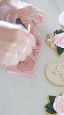 Take a look at that mould release 🤌🏻💫😌 deep and wide designs are so easy to fill, trim and release. The rose kit is really creeping its way up my list of favourites! 🌹 products used: rose silicone mould kit, offset spatula and fondant trimmer  . . #customcookies #fondantcookies #sugarcookies #fondantsugarcookies #siliconemolds #siliconemoulds #siliconemouldsaustralia #cookiereels #cookievideos #howtoreels #cookietutorial #cookiedecorating #sugarcookietutorial #fondanttutorial #fondantmoulds #siliconemouldkit #siliconemouldkits #cookiedecoratingkits #cookiesofig #decoratedsugarcookies #fondanthack #cookiehack #rosecookies #cookietools 