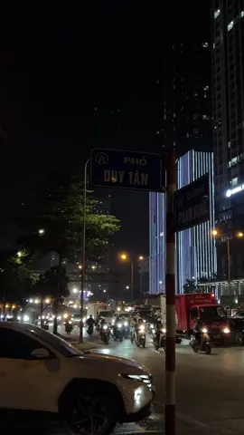 Có mệt không? Đi làm nhiều như thế, cày ngày cày đêm như thế có mệt không?  #langthanghanoi #chill #hanoi #xh #xuhuongtiktok 