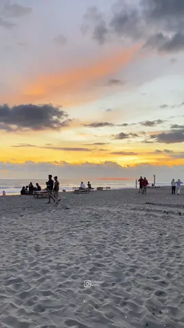 Modal 10k wes bisa menikamati mendoan+es teh+ sunset☀️🏖️ . #kebumen #kebumeninsta #pantaisetrojenar #sunset 