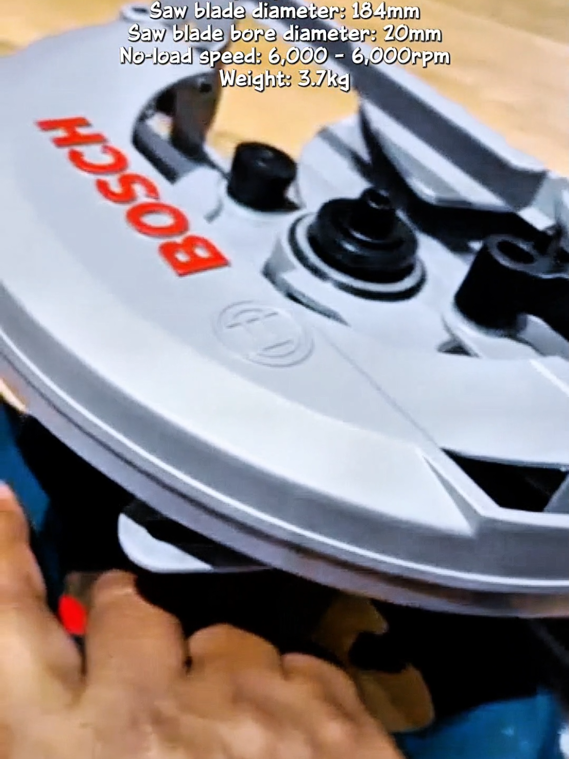 Bosch GKS140 ni kalau potong kayu, memang tak bagi chance! 1400W terus meluncur—7 inci potong kemas, tak sangkut, tak drama. Dapat bilah sekali, buka kotak terus boleh kerja. Nak laju, nak power, GKS140 memang padu untuk projek harian! #BoschGKS140 #PowerToolsMY #CircularSaw #PotongKemas #TikTokShopMY