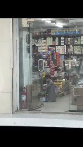 مشهد شدني لتصويره لأنه اكتسح بداخلي شيئاً اشد عن تعبيره ووصفه خطرت على بالي أبيات عابرة على سياق المنظر    بكره تكبر وتبعد خطاويك  وتمضي سنينك ياصغيري عجوله  تمرك الذكرى وتشفق ل ماضيك وتحن ل أيام الصبا والطفوله