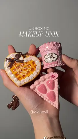 Unboxing produk unik dan tergemes yang aku pernah beli 😭 Product details — Flower knows the sweetie bear setting powder charm — Flower knows strawberry cupid solid parfume — Flower Knows strawberry cupid cake lip cream #produkunik #makeupunik #flowerknows #makeup #unboxing 