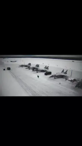 Jet yang kerjanya ngejar apa pun yang nekat lewat langit Rusia. MiG-31… speed bukan main. #MiG31 #foxhound #militaryfacts #aviationindo #jettempur 