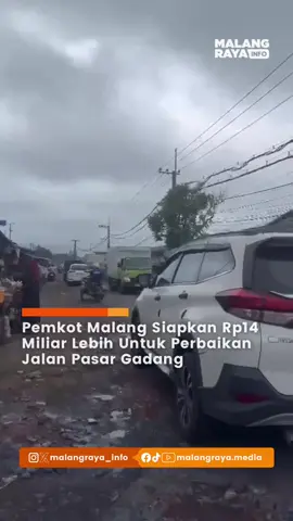 MALANG – Pemkot Malang menegaskan perbaikan Jalan Pasar Gadang menjadi prioritas utama pada 2026. Kepala DPUPRPKP Kota Malang, Dandung Djulharjanto, menyebut proyek peningkatan infrastruktur tersebut akan mulai dikerjakan pada triwulan II/2026 dengan dukungan DAK sekitar Rp14,98 miliar. Anggaran besar diperlukan karena mencakup dua ruas jalan jalur kembar. Relokasi pedagang oleh Diskopindag kini berlangsung agar pengerjaan tidak terganggu. Ruas yang dibangun membentang dari sisi timur hingga jembatan, lanjut ke perempatan Gadang dan tersambung jalan poros hingga lampu merah. Dandung menegaskan, penggunaan cor beton dipilih untuk meningkatkan ketahanan konstruksi. Pemkot berharap proyek ini membuka kelancaran akses ekonomi dan mendukung aktivitas masyarakat di kawasan Pasar Gadang. Laporan: Kontributor Malang Raya Media I Kamis, 27 November 2025