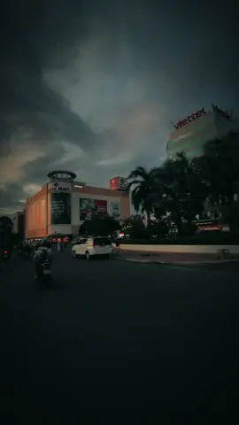 Mỗi cuộc đời đều có lộ trình riêng , nhanh hay chậm đều tuỳ thuộc vào mưu cầu của mỗi người . Thong dong đi trên con đường của chính mình , có một mái nhà để về , có một bữa cơm sau ánh hoàng hôn . Cả một cuộc đời dài phía trước chỉ cần bình an , sức khoẻ #viralvideo #lyricsvideo 