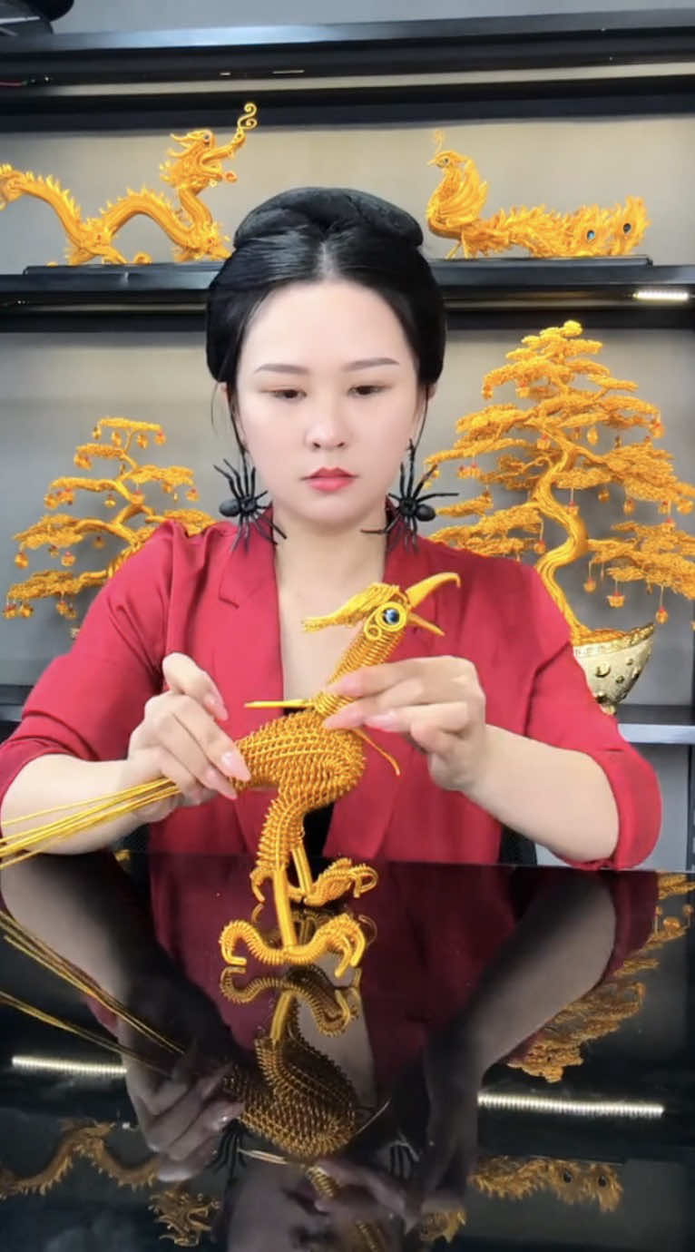 This artist creates detailed wire sculptures, focusing primarily on trees. Their pieces beautifully combine traditional Chinese techniques with a modern, contemporary style. Artist: wei13176922066 on Douyin #art #sculpture