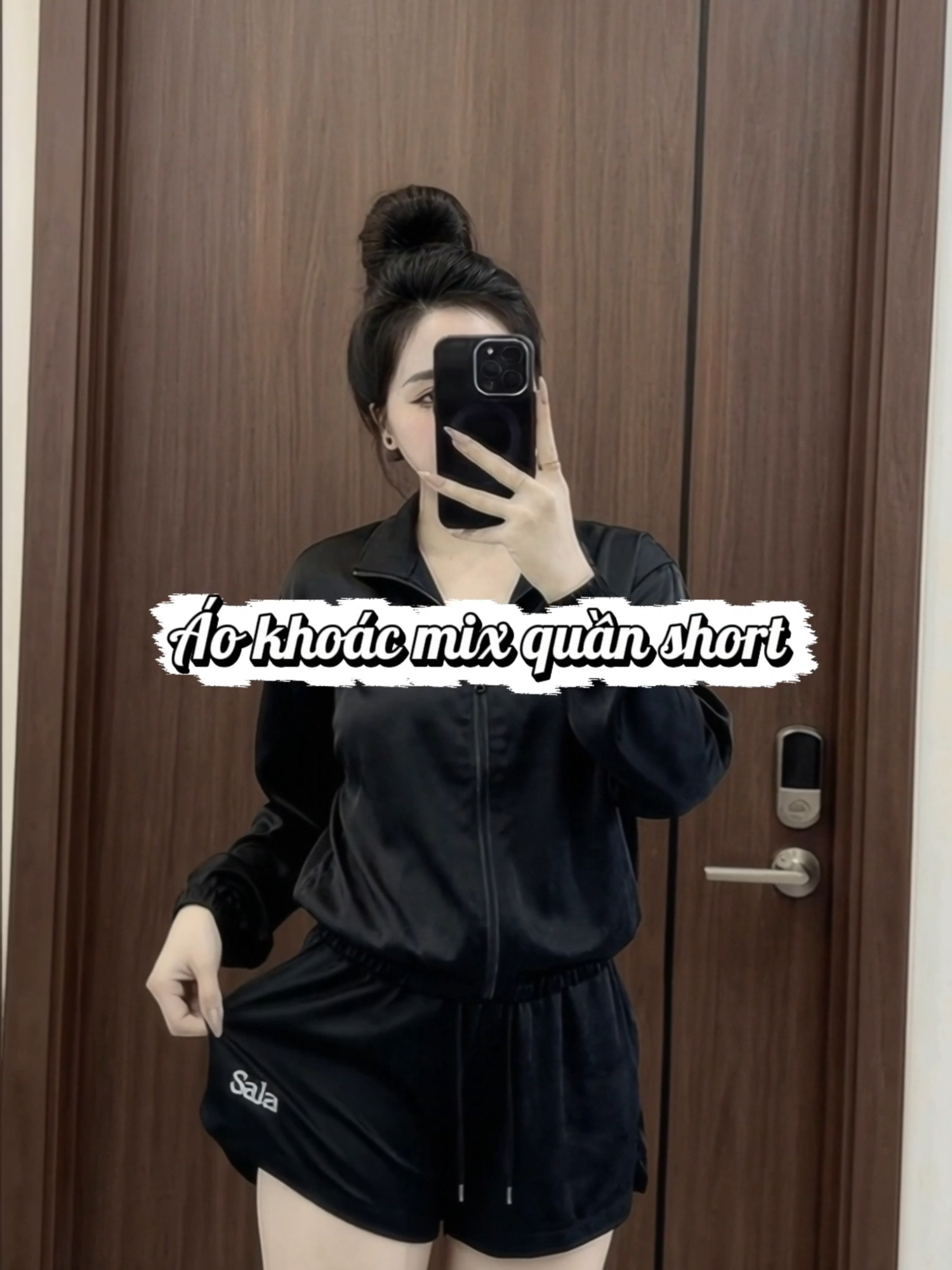 Sét đồ thẻ thao xinh xỉu gồm áo khoác gió mix với quần short mang phong cách trẻ trung năng động đã thế lại còn sành điệu , giá của sét đang hời mấy ní tranh thủ săn nhé #xinhdepmoingay #outfitxinh #thoitrangnu #xuhuong