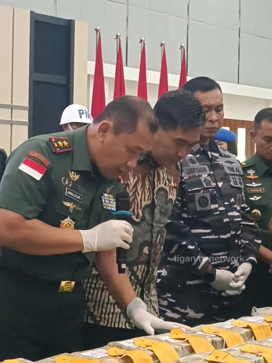 Pangdam XII/Tpr Serahkan 21,9 Kg Sabu dan 3 Tersangka ke BNN, Ungkap Jaringan Narkoba Lintas Batas Negara #tni #prima #satgaspamtas #kostrad #fyp 