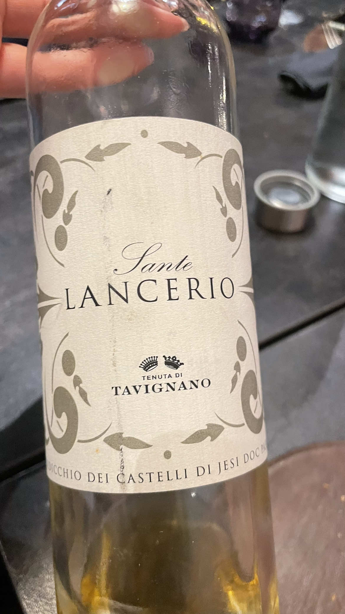 Se lo ha detto lei mi fido 🤣 Mi piace scherzare ma vi siete mai chiesti perché degustare un vino nel calice in vetro? 🤓 Degustare il vino in un bicchiere di vetro trasparente non è solo una tradizione: ha motivazioni tecniche molto precise legate alla qualità dell’esperienza sensoriale. Ecco i motivi principali: 1. Valutazione del colore e della limpidezza Il vetro trasparente permette di osservare tonalità, intensità, riflessi e chiarezza del vino. 2. Analisi della consistenza Inclinando il bicchiere si possono vedere viscosità, “lacrime” e “archetti”, utili a capire struttura e contenuto alcolico. 3. Nessuna interferenza sensoriale Il vetro è neutro: non altera odori, sapori o percezione visiva. Non a caso il miglior metodo per stoccare e trasportare un vino è la bottiglia in vetro. Unico svantaggio: la fragilità. 4. Migliore percezione degli aromi La trasparenza consente di seguire il movimento e l’ossigenazione del vino, facilitando la concentrazione degli aromi. Naturalmente esistono varie tipologie di calici adatta ad ogni vino che approfondiremo più avanti. 5. Rispettare gli standard di degustazione Il vetro trasparente è lo standard internazionale per una valutazione oggettiva e comparabile. Vino Corso Sommelier