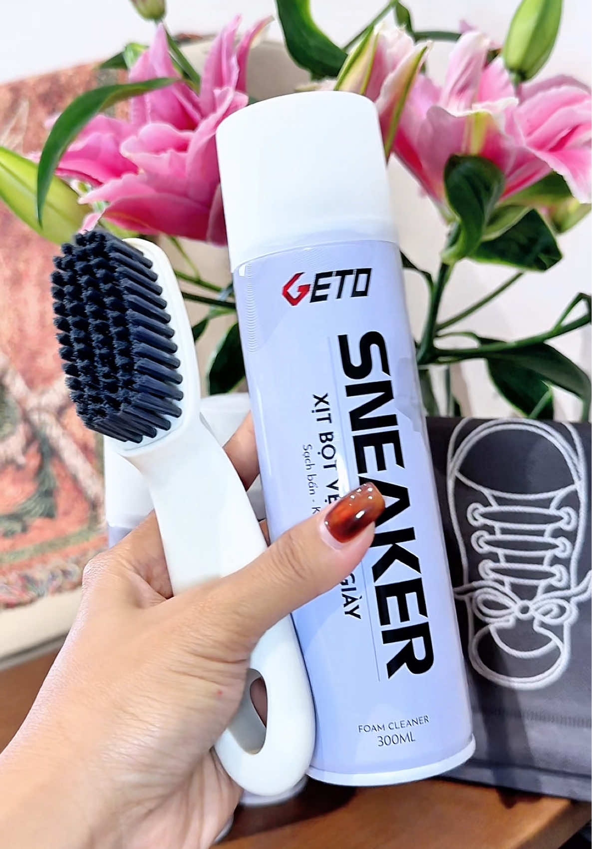 Tips chà giày sạch bong trong 3p  #vesinhgiay #tips #fyp #annatrucdao 