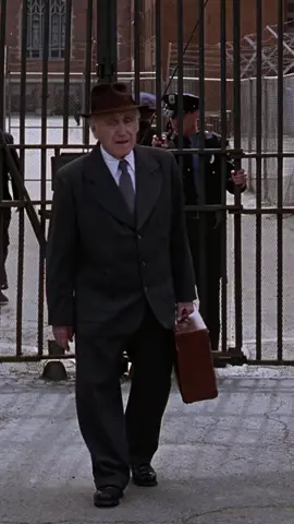 بروكس من فيلم  ( the shawshank redemption) كان بروكس حراً فقط حين كان سجيناً وعندما خرج، لم يجد في العالم مكاناً لشيخٍ صار حياته جدراناً وسجلاً ورفوف كتب.. الحرية التي حلم بها لم تكن خلاصاً بل نفياً من وطنه الوحيد (السجن)! لم يكن بروكس ضعيفاً بل كان مجرد إنسان عاش طويلاً في عالم ثابت إلى أن صار التغيير نفسه سجنه الجديد.. قصته تفضح الوهم لسنا نخاف القيود بقدر ما نخاف أن نعيد تعريف أنفسنا دونها ولهذا حين كتب (بروكس كان هنا) لم يكن يودع العالم بل يودع دوره الأخير فيه. #افلام #فيلم #the_shawshank_redemption 