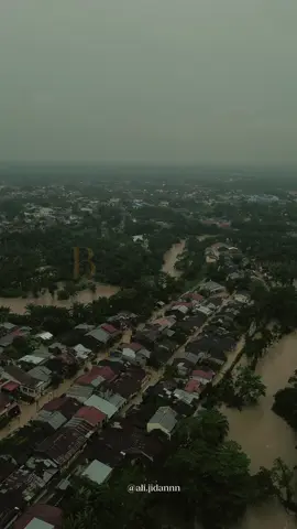 Di antara genangan, ada nyawa yang bertahan, di antara air mata, ada doa yang tak pernah padam. Semoga kita selalu dalam Allah dan semoga bumi kita lekas pulih🥹 📍Binjai ✈️ Dji mini 3 (1 batre 5 tempat) #binjai #banjirbinjai #banjir #prayforsumut #allahurabbi