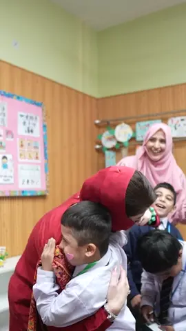 CM Punjab Maryam Nawaz engaged with differently-abled children during the CM Meal Program for Special Students @maryamnawazofficial 