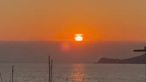 Viết vào đây một câu bắt đầu bằng 2 từ 