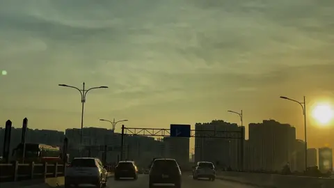 Hoàng hôn hà nội đẹp thật đấy nhưng mà toàn bụi 😂