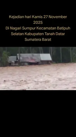 Musibah karena air sungai meluap.. Menghanyutkan rumah warga yg ada di bantaran sungai Peristiwa terjadi Hari Kamis 27 November 2025 Di Nagari Sumpur Kecamatan Batipuh Selatan Kabupaten Tanah Datar Sumatera Barat #banjir #musibah #foto #fyp 