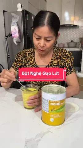 Trước thấy mẹ uống bột nghệ toàn nhắm mắt nuốt chửng giờ thì thấy mẹ thích uống mà còn khen ngon #botnghegaolut #tinhbotnghe #quatangme #daday #sangmotgang 