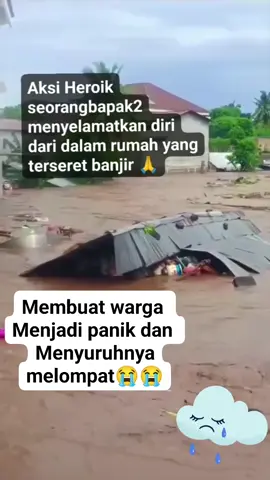 Aksi seorang bapak menyelamatkan dirinya dari dalam rumah yg terseret banjir Smga  bapaknya sehat Slamat aminn y rob🤲🤲😭 #infoterbaru #musibahbanjir#musibahbanjirbandanghariinidisumbar #videoviral #fyp 