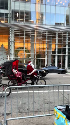 Santa in the City! 🎅🏽🎅🏽#nyc#christmas#santa#fun#music#mannhattan#holidays#🎅🏽 #🎄#