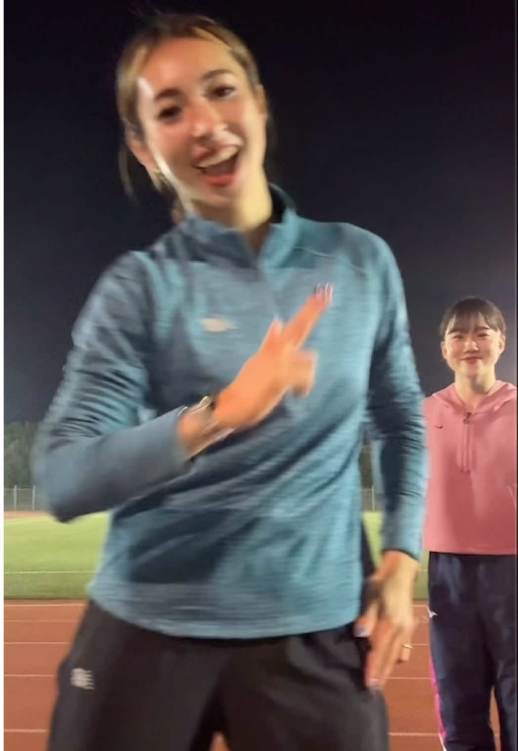 久しぶりの投稿です！！ 岡根と千葉で踊ってみました😊❤️ 冬季練習頑張ります😎✋🏻 #甲南大学 #甲南大学女子陸上競技部 