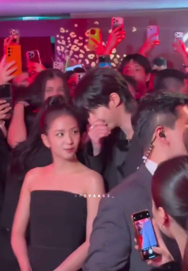 Jisoo and Byeon Woo Seok awkwardness at that premiere made them close here 🥹 #jisoo #byeonwooseok #jichu #kimjisoo 