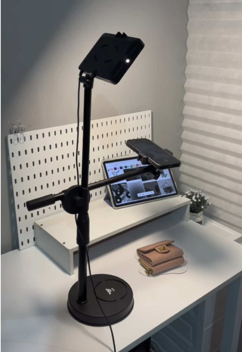 This TNW light with phone holder is one of the best choice for affiliates and content creators who are just starting their journeys. #tnw #tnwtripod #phoneholder 