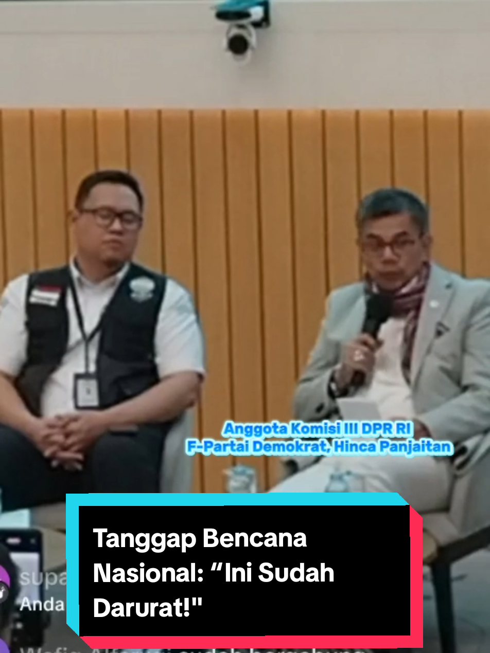 Anggota Komisi III DPR RI dari Fraksi Partai Demokrat, Hinca Panjaitan, mendesak Presiden Prabowo Subianto segera menetapkan status tanggap bencana nasional menyusul cuaca ekstrem dan banjir besar yang melumpuhkan Sumatera Utara, Sumatera Barat, hingga Riau. Dalam Diskusi Dialektika Demokrasi bertema “Bersatu Siapkan Langkah Antisipasi Potensi Bencana Alam” di Kompleks Parlemen, Kamis (27/11/2025), Hinca menyatakan situasi di lapangan sudah pada tahap darurat kemanusiaan. “Air deras membawa pohon, jembatan putus, listrik padam. Ini bukan situasi yang bisa ditunda,” tegasnya. Hinca mengaku selama tiga hari terakhir berkomunikasi terus-menerus dengan keluarga, komunitas, dan relawan. Ia menyebut rumah ibu mertuanya di Medan terendam air hingga setinggi lutut. “Medan gelap. Ibu mertua saya harus diungsikan karena air masuk ke rumah,” ujarnya. Upaya pemantauan kondisi warga pun terhambat karena listrik padam, komunikasi terputus, dan akses jalan rusak. Sejumlah relawan bahkan terpaksa kembali karena cuaca ekstrem. Melihat potensi cuaca ekstrem yang diprediksi berlangsung hingga tiga minggu ke depan, Hinca mendesak pemerintah bertindak cepat dan tegas. “Saya kira Presiden harus segera menetapkan status tanggap bencana. Negara harus hadir penuh—makanan, air, medis, hingga penyelamatan warga,” katanya. #BencanaAlam #SiklonTropis #SumateraUtara #BanjirSumut #DPRRI