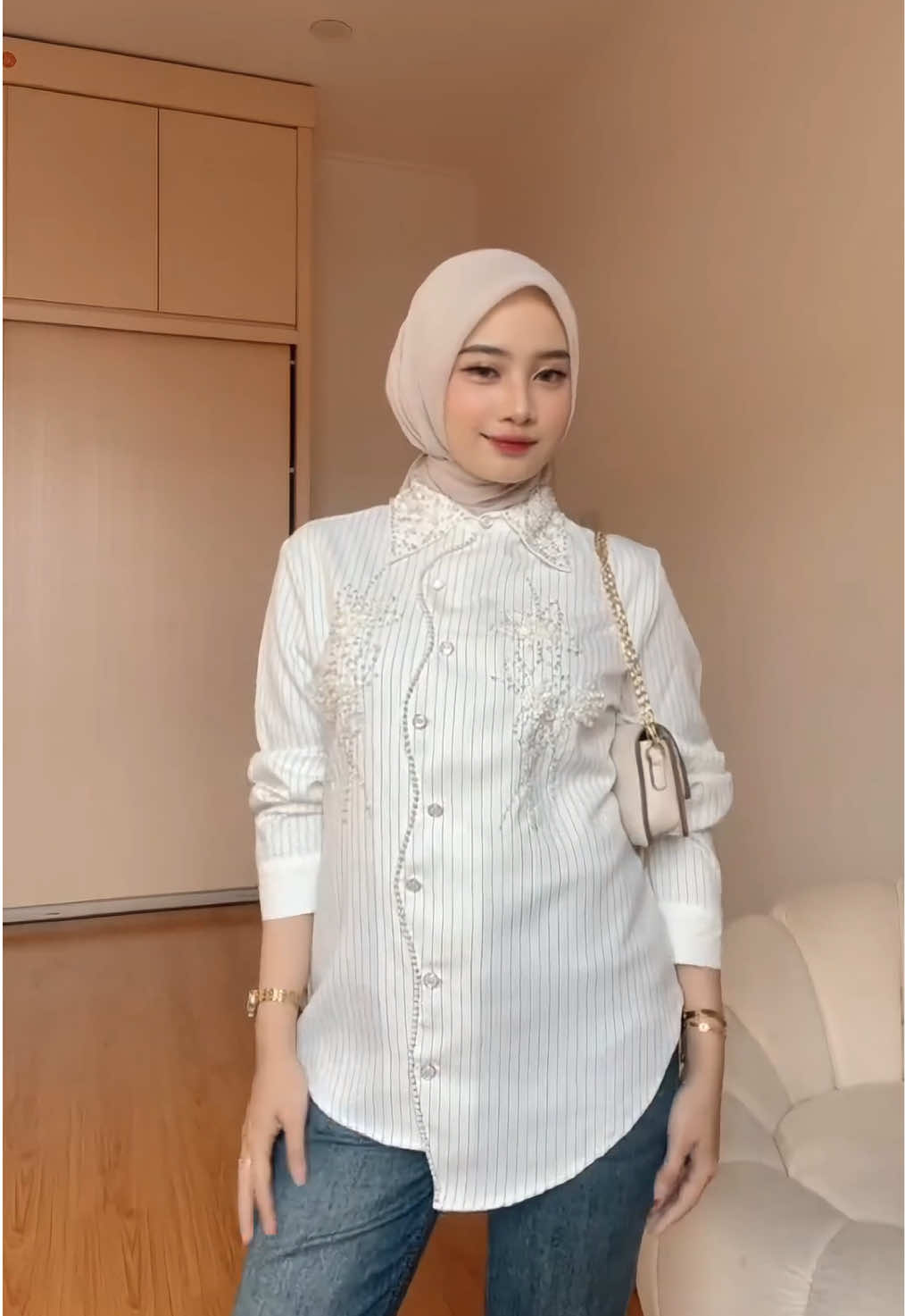 Simpel tapi tetap berkilau✨ #HAGOOLook #dailyoutfits #outfitcewekkekinian #kemejawanita #OOTDInspo 
