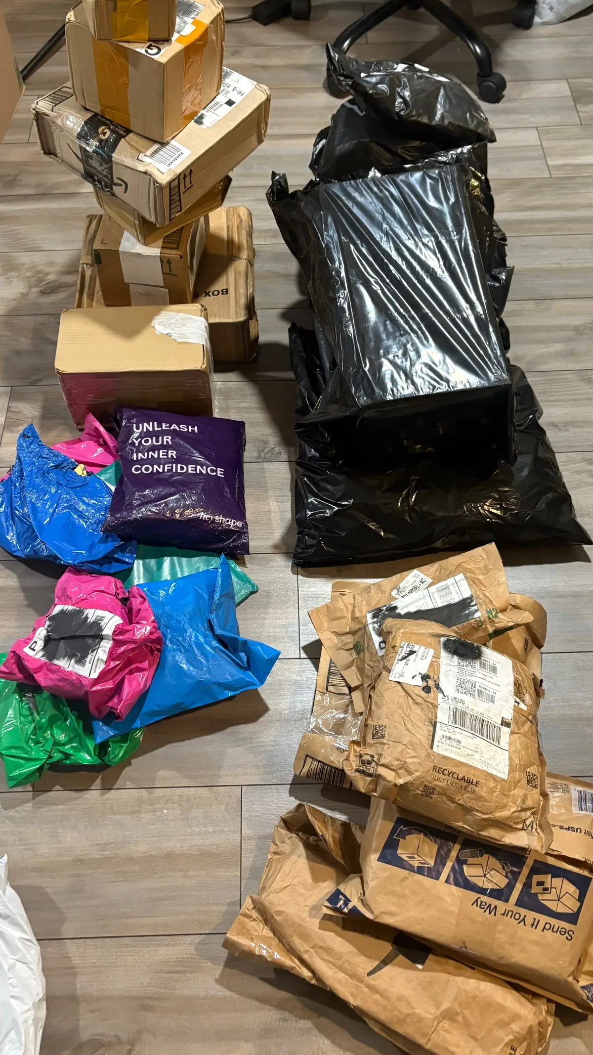 Colors, boxes, black, or brown mailers?? #youpick #unclaimed #palletprincess 