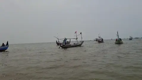 PARA NELAYAN HADANG DAN USIR KAPAL NELAYAN LUAR YANG PAKAI JARING TRAWL DARI PERAIRAN AROSBAYA - BANGKALAN, KAMIS SORE. NELAYAN KESAL DAN MARAH, JARING TRAWL YANG DIGUNAKAN KAPAL-KAPAL ASAL LAMONGAN, GRESIK DAN TUBAN, SUDAH MERUSAK PENGHIDUPAN MEREKA DI LAUT. HAL INI KARENA JARING TRAWL MENYAPU BERSIH HINGGA KE DASAR, TERMASUK BIBIT-BIBIT IKAN KECIL