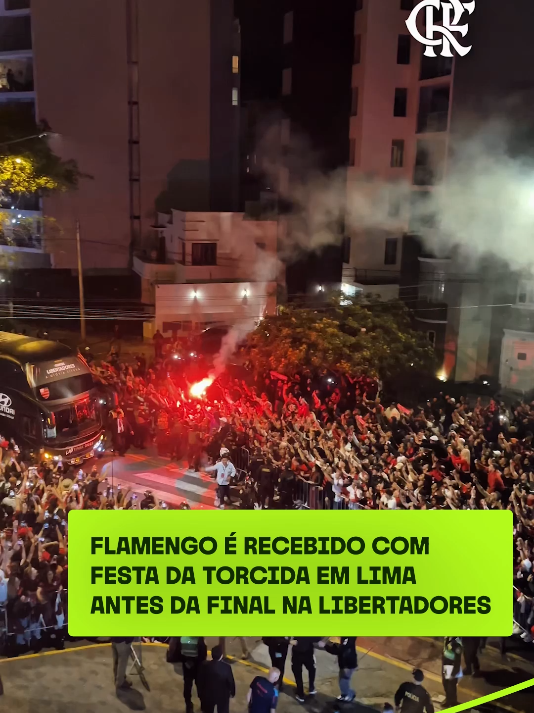 MENGÃO EM LIMA! A torcida rubro-negra fez muita festa para receber o Flamengo no hotel onde o clube ficará hospedado até sábado, 29, quando disputará a final da Libertadores contra o Palmeiras. Os jogadores também deram autógrafos e tiraram fotos com os torcedores durante a recepção. #TerraEsportes #Futebol #lima #libertadores #flamengo