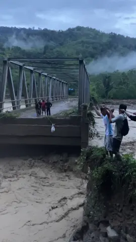 Warga yang yang terjebak,saat mau pulang,karena akibat banjir melandas jembatan terputus,saat ini warga tidak bisa lewat karena arus sungai sangat deras,semoga warga cepat di selamat kan oleh warga lain nya amin🤲🥹😭😭#fyp #warga #terjebakbanjir #gayolues #aceh 