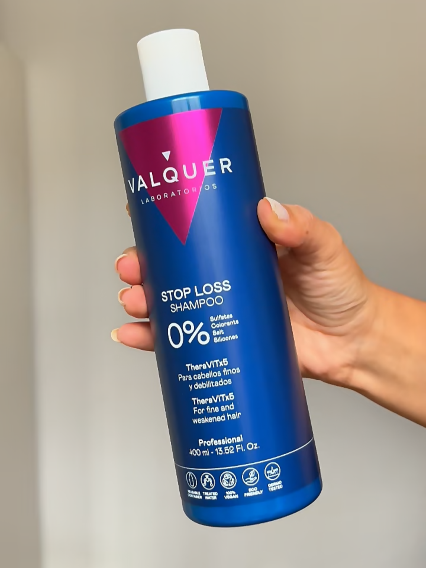 ¿Tu pelo se sigue cayendo? ❌ ¡Te contamos por qué!  Y como puedes frenar la caída estacional 🍂 🖤 Llévate el pack anticaída con un 20% de descuento por Black Friday 🖤 #valquerlaboratorios #blackfriday #caidadecabello #anticaida #champuanticaida