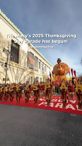 The parade has begun! #explorenycfree #thanksgivingdayparade #macys 