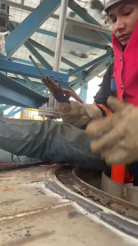 Hanya Mengabadikan momen sebanyak banyaknya karna mungkin dengan berathati tahun depan profesi ini sudah saya tinggalkan demi menngikuti arahan dari ayah 🙂🙏#welderindonesia🇮🇩 #xyabcafyp 