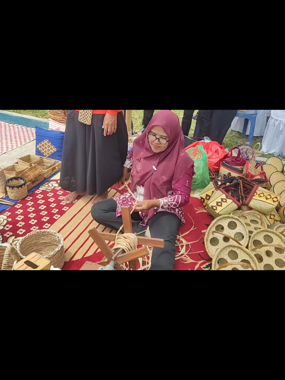 RESMI! TIYUH MARGO MULYO JADI KAMPUNG TAPIS PERTAMA DI TUBABA Kabar membanggakan datang dari Tiyuh Margo Mulyo, Kecamatan Tumijajar, Tulang Bawang Barat. Kini resmi menyandang gelar sebagai Kampung Tapis yang diresmikan langsung oleh Ketua TP PKK Provinsi Lampung, Ibu Rindah Nunik Chusnunia.   Peresmian ini bukan hanya seremoni biasa, tapi jadi langkah nyata mengangkat potensi lokal dan semangat UMKM lewat wastra khas Lampung: TAPIS!   Dari desa, tapis bersinar untuk Indonesia 🌟   Simak liputan selengkapnya hanya di media sosial TERAS INFORMASI! #KampungTapis #TiyuhMargoMulyo #TerasInformasi #UMKMDesa #TapisLampung 