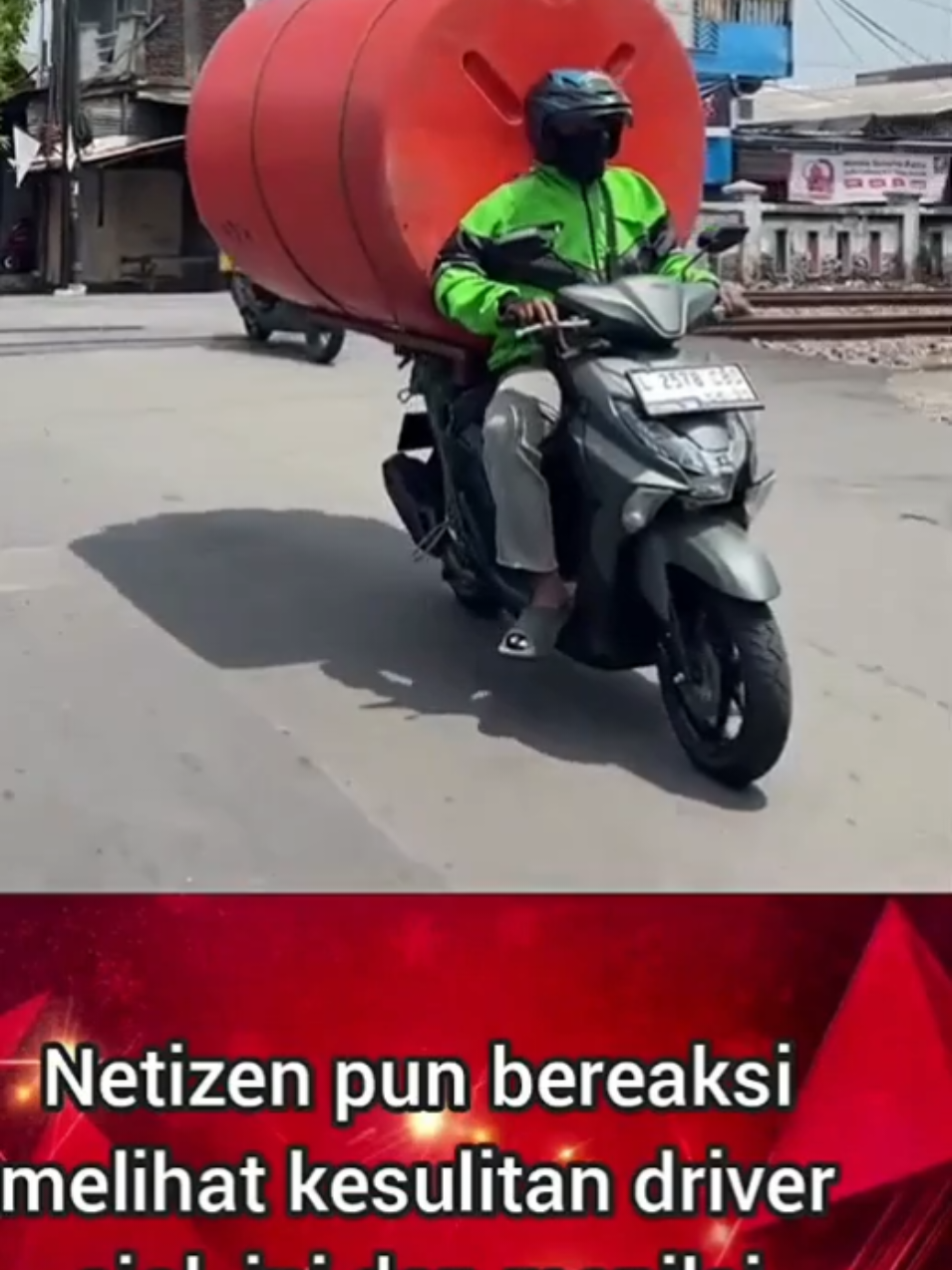 Ya Allah. Harus ya but bang oJol yang bawak tandon gitu besar??  kenapa tak sekalian toko Bangunan nya di gojekkan..  .  kadang tak habis fikir ya Allah.  semoga bang ojol nya sehat murah R3zeki dan sehat selalu Yaa bang...  .  liat video sampai habis Mau nangis rasanya, antara Mau jatuh karena tandon nya sangat besar .  #fyp 