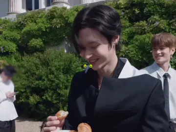 อืมนะ อยู่สวยๆยืนทานครัวซองก็มีคนมาแซวมาเอิ้นนะ #sunjeongz #sungchanbin #syongnen #sungchan #wonbin 