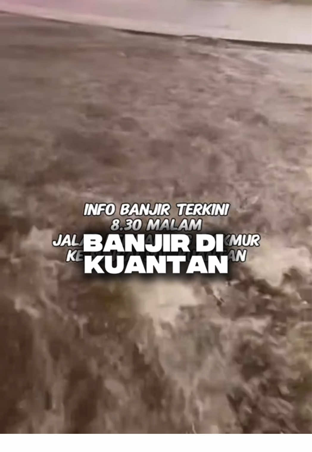 Keadaan air naik mendadak di laluan Kempadang Makmur menuju Sungai Soi sekitar jam 8.30 malam. Pengguna jalan raya dinasihatkan elak kawasan dan ikut laluan alternatif. #sharERA  Sumber: Live TikToker DEROSSA #fyp