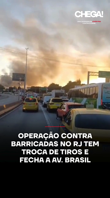 A Avenida Brasil ficou fechada nos dois sentidos por cerca de 40 minutos na altura da Cidade Alta, na Zona Norte, após confronto durante a Operação Barricada Zero, na quinta-feira (27). Agentes atuaram em sete áreas do Complexo de Israel. Foram registrados imagens de fumaça intensa e a via totalmente vazia. A região é dominada pelo TCP, liderado por Álvaro Malaquias Santa Rosa, o Peixão. Não há registro de presos ou feridos. O tiroteio afetou trens do ramal Saracuruna e interrompeu trechos do BRT. A via foi liberada, mas segue com faixas bloqueadas nos dois sentidos, exigindo rotas alternativas. 📺 Confira na JP News e Panflix 📌 Siga o nosso perfil @jovempannews #Segurança #Rio #AvenidaBrasil #ComplexoDeIsrael #OperaçãoPolicial