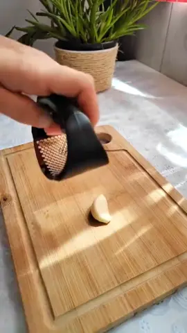 Triturador Espremedor Amassador De Alho Inox Manual A Pressão Garlic Press  ID nos comentários  ##shoppe##amassadordealho