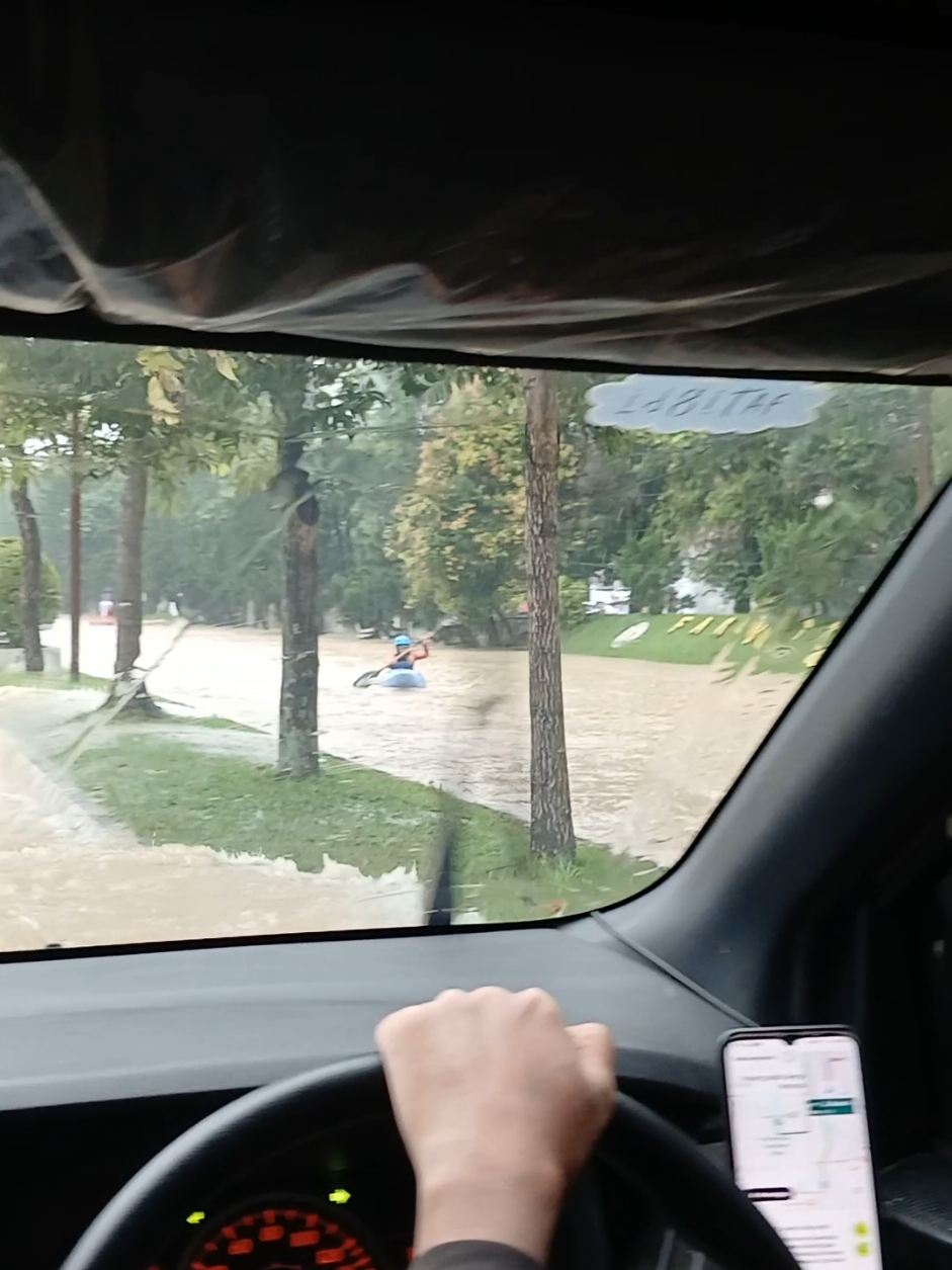 mau berangkat wisuda ky gini :(( #usu #medanbanjir 