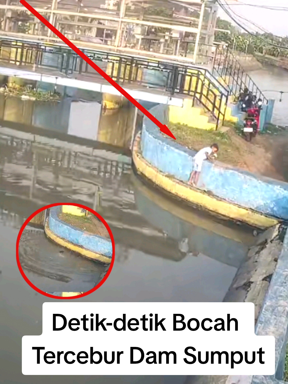 SIDOARJO – Sebuah insiden menegangkan yang berujung pada kisah heroik warga terekam jelas oleh kamera pengawas di kawasan DAM Sumput, Sidoarjo. Video viral yang diunggah oleh akun TikTok @dedenwahyudi81 pada Selasa sore, 25 November 2025, memperlihatkan detik-detik seorang bocah tercebur ke air dan upaya penyelamatan dramatis yang dilakukan oleh warga sekitar. Dalam rekaman CCTV yang bertanda waktu sekitar pukul 16:27 WIB, terlihat seorang anak kecil sedang berdiri dan bermain di bibir dinding beton Dam Sumput, tepat di tepi air. Area tersebut dikenal memiliki kontur yang licin dan berbahaya. #damsumput #bocahtenggelam #bocahterjebur #sidoarjo #cminews 