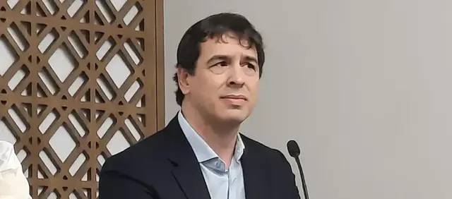 La UCO descubre que el hermano de Sánchez alquilaba apartamentos para simular su presencia en Badajoz bajo el nombre de «Hermit» La juez le cita de nuevo a declarar como imputado el próximo 25 de abril por dos nuevos posibles delitos: tráfico de influencias y prevaricación La Unidad Central Operativa de la Guardia Civil (UCO) ha descubierto que David Sánchez, hermano del presidente del Gobierno Pedro Sánchez, alquilaba apartamentos para simular su presencia en Badajoz bajo el nombre de «Hermit». Como consecuencia la juez que lleva el caso le ha citado de nuevo a declarar el 25 de abril. En un auto judicial al que ha tenido acceso El Debate se indica que Ignacio M. Sánchez Rubio compareció en la Comandancia de la Guardia Civil de Badajoz y manifestó como testigo que, en el año 2017, tenía un apartamento en esta localidad, el cual alquilaba a través de la aplicación Airbnb. Una de las personas que le contactó, lo hizo utilizando el perfil llamado «Hermit», el cual se mostró interesado en alquilar el apartamento por un periodo de 3 o 4 meses, pero también planteó la posibilidad de un alquiler más prolongado en el tiempo, «comprobando, cuando se hizo pública la contratación de David Sánchez en la Diputación de Badajoz, y al oír que venía de San Petersburgo, que la persona que había contactado con él era éste. Posteriormente, y al hacerse pública la investigación , al volver a revisar la conversación, se percató de que las fechas en las que recibió la petición del alquiler eran anteriores a la contratación mencionada». jandro Entrambasaguas  Una vez analizada la documentación aportada por el testigo, la UCO comprueba que el perfil «Hermitt» tiene asignada una foto que corresponde «claramente» a David Sánchez; que en la petición de alquiler, de fecha 26 de junio de 2017, se hace referencia a que «me voy a trasladar a trabajar a Badajoz capital»; y que está «buscando un alojamiento estable en Badajoz por unos meses (3-4 en principio)» pero interesándose también por un alquiler más prolongado. «La fecha es fundamental —afirma el auto—, porque el 26 de junio fue el día justo anterior a la entrevista que se le realizó a David Sánchez en el procedimiento de adjudicación del Puesto de Coordinador de actividades de los Conservatorios, por lo que, en dicha fecha, parece ser que ya sabía que el puesto iba a ser para él, antes de que ni siquiera se hubiera entrevistado a todos los candidatos ni se hubiera propuesto a ninguno para la adjudicación del puesto, lo que no hace sino reforzar la tesis, ya fundamentada en anteriores resoluciones de esta instructora, de que el puesto fue creado para esta persona determinada». También coincide la fecha de entrada en el inmueble, que según consta sería entre el 10 y el 15 de julio, con la fecha exacta en la que posteriormente fue firmado el contrato ( 10-7-2017). El Juzgado instructor de la causa abierta a David Sánchez ha citado nuevamente a este a declarar en calidad de investigado por dos nuevos posibles delitos, tráfico de influencias y prevaricación, en la contratación por parte de la Diputación de Badajoz de un antiguo empleado del Ministerio  Solo uno de cada diez ve al hermano de Sánchez como una víctima y no como un enchufado Además de David Sánchez, la jueza titular, Beatriz Biedma, cita también para que declaren en calidad de investigados al exempleado del citado Ministerio Luis María Carrero, al director del Área de Cultura de la Diputación pacense, Manuel Candalija, y al diputado provincial de Cultura, Ricardo Cabezas. En el nuevo auto, emitido este jueves tras recibir el informe de la UCO sobre la incorporación de Luis María Carrero como jefe de Coordinación de Centros y Programas de Actividades Transfronterizas de la Diputación pacense, la jueza entiende que existen «indicios de criminalidad» en la creación y adjudicación de este último puesto de trabajo en el organigrama de  La corrupción carcome al Gobierno y al entorno de Sánchez en el primer aniversario del caso PSOE