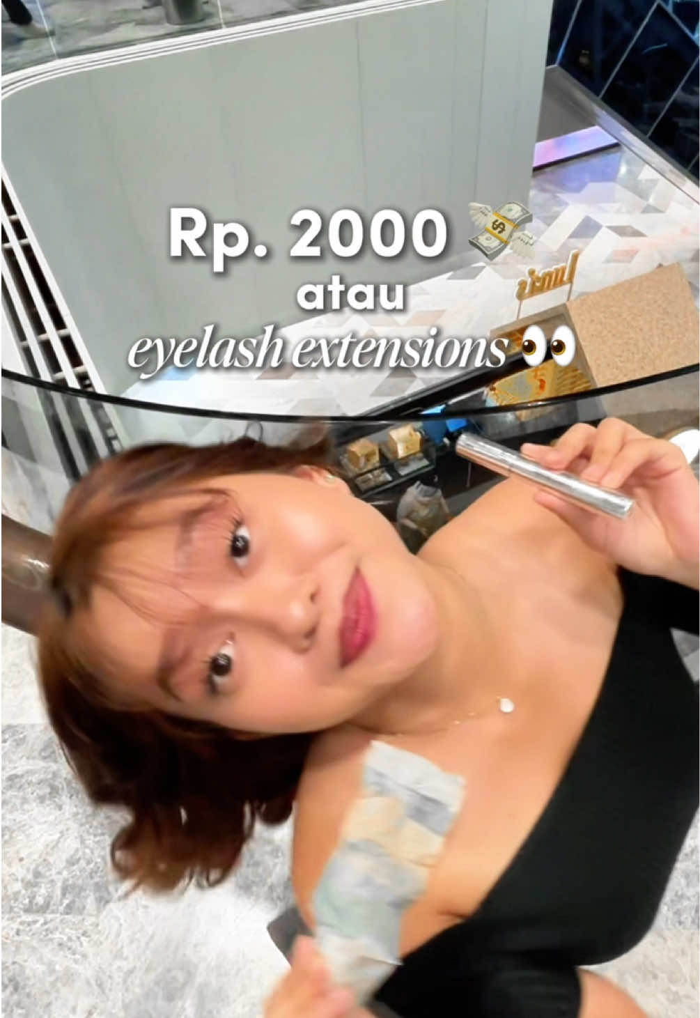 PILIH Rp. 2000 💸 ATAU EYELASH EXTENSION sempet ditolak tapi kita berhasil nangkep target buat coba. Pas dikasih maskara Cléviant Anti-Gravity** 🤭 Dan yang make langsung bengong karena hasilnya BENERAN kaya abis lash extension — lentik, naik, tebal tapi ga menggumpal. Yang lebih gokil, pas dia iseng: ✨ dikucek — *tetep on* 💦 disiram air — *ga geser* 🧻 di-lap pake tissue — *masih cakep parah* Udah sih… maskara harga hemat, hasil selangit. Siapa lagi yang mau “eyelash extension” versi Rp 2.000 vibes? 😌🔥 KOMEN “CETAR” SEKARANG YANG MAU SAMAAN ‼️ #makeup #cleviant #makeupreels #kbeauty #reels   